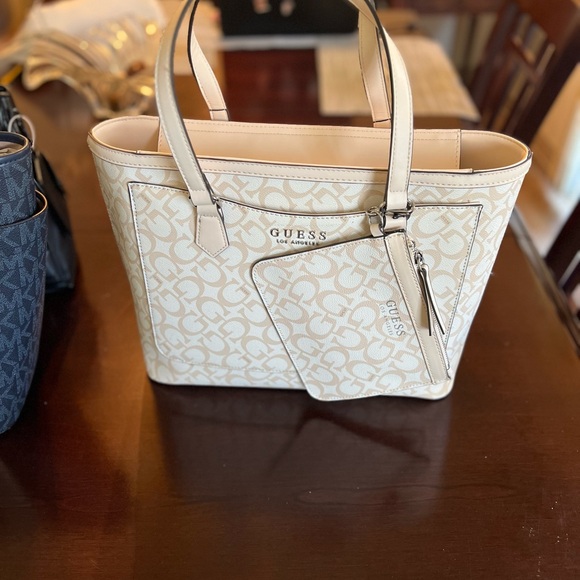 New Guess Los Angeles Tote Bag and matching Zippered Pouch - Picture 5 of 13